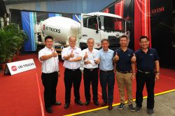 Group Photo of TCIE and Gethi Engineering with UD Trucks  Quester 8x4 Mixer Truck